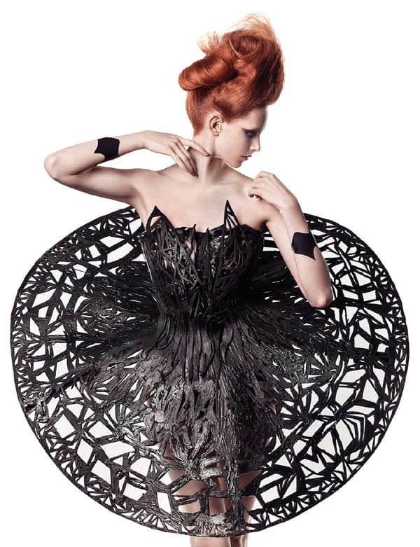 ПЕВИЦАТА МАРИНА КИСКИНОВА НА КОРИЦАТА НА COIFFURE BEAUTY